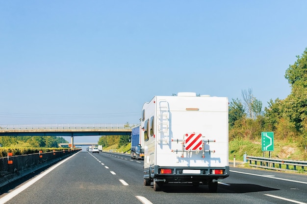 RV Caravan su strada. Camper e camper in Italia.