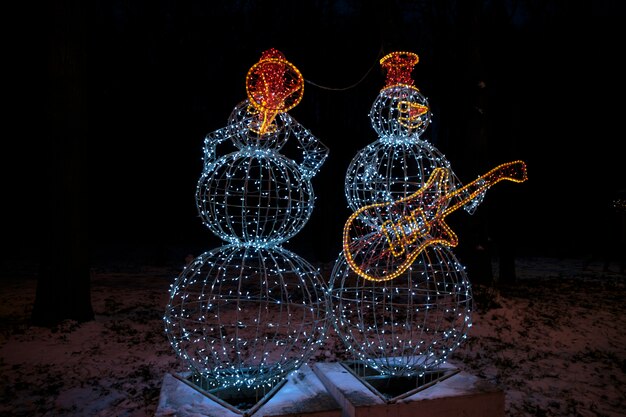 Ryazan Russia 15 dicembre 2019 pupazzi di neve leggeri con strumenti musicali Illuminazione natalizia