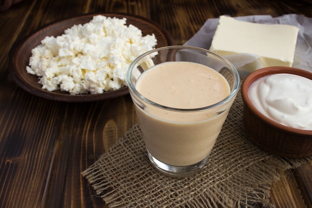 Ryazhenka fatta in casa, panna acida, ricotta e burro