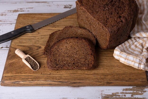 Rye Borodino Borodinskiy pane con una crosta croccante su una tavola di legno tagliata in fette cottura casalinga in stile rustico primo piano di messa a fuoco selettiva