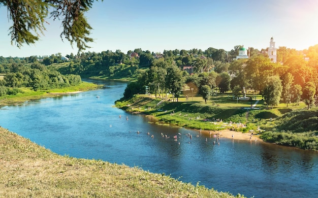 Rzhev Russia giugno 2021 Paesaggio urbano estivo con vista sul fiume Volga con persone sulla riva Le persone nuotano e prendono il sole