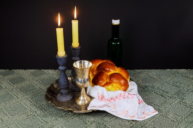 Sabato shabbat shalom shabbat shalom sfondo ebraico con candele kiddush