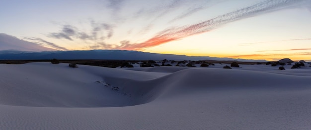 Sabbia bianca durante un'alba colorata Sfondo del paesaggio della natura americana