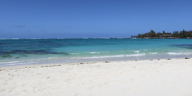 Sabbia bianca e mare blu nella spiaggia turistica mauritius