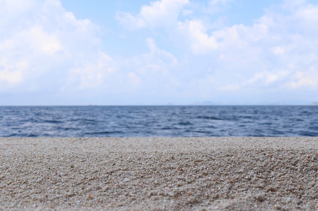 Sabbia della spiaggia con vista mare e spazio copia.