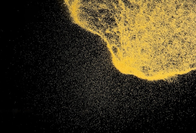 sabbia di formaggio dorato ondata di grano esplode nuvola astratta vola sabbia di colore giallo che si getta in aria
