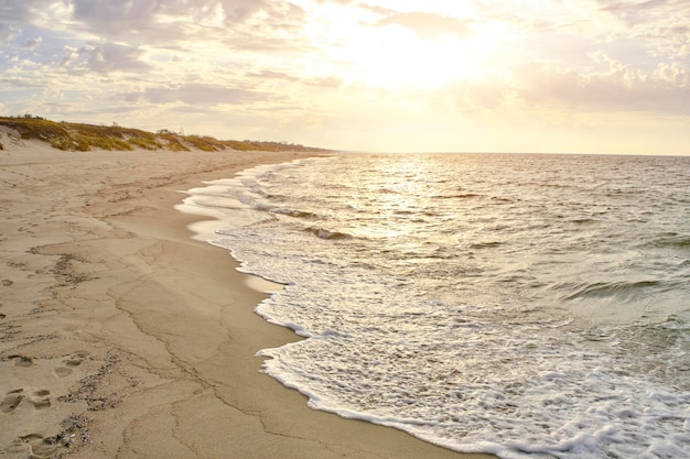 Sabbia di quarzo e tramonto sulla spiaggia del Mar Baltico