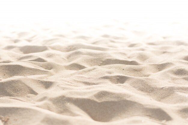 Sabbia natura sulla spiaggia su sfondo bianco.