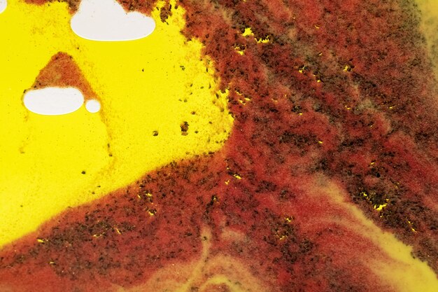 Sabbia rossa lucida sullo sfondo giallo dell'acqua