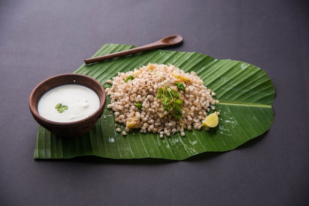 Sabudana Khichadi - Un autentico piatto del Maharashtra a base di semi di sago, servito con cagliata