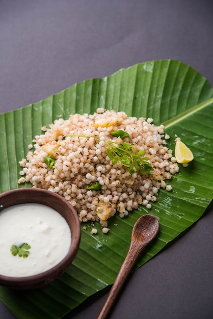 Sabudana Khichadi - Un autentico piatto del Maharashtra a base di semi di sago, servito con cagliata