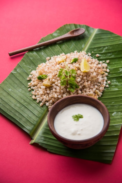 Sabudana Khichadi - Un autentico piatto del Maharashtra a base di semi di sago, servito con cagliata