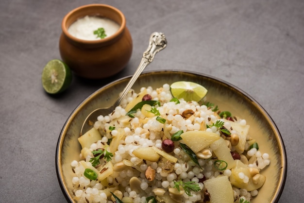 Sabudana khichdiÃ‚Â / Khichadi è una ricetta indiana a digiuno o cibo Vrat consumato durante navratri, ekadashi o ganesh chaturthi