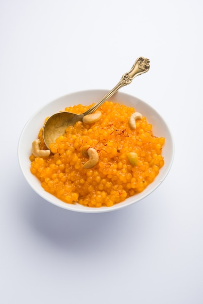 Sabudana o Sago Kesari dessert per Vrat Upvas noto anche come Perla di tapioca zuccherata. servito in una ciotola. messa a fuoco selettiva