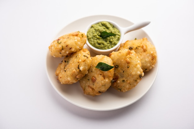 Sabudana wada orÃƒÂ‚Ã‚Â vada noto anche come Sago Fritters in India servito con chutney di cocco, cibo a digiuno