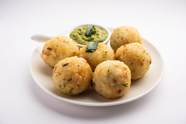 Sabudana wada orÃƒÂ‚Ã‚Â vada noto anche come Sago Fritters in India servito con chutney di cocco, cibo a digiuno