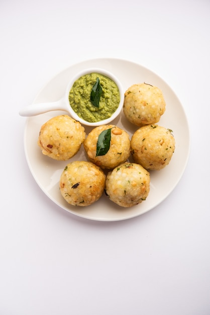 Sabudana wada orÃƒÂ‚Ã‚Â vada noto anche come Sago Fritters in India servito con chutney di cocco, cibo a digiuno