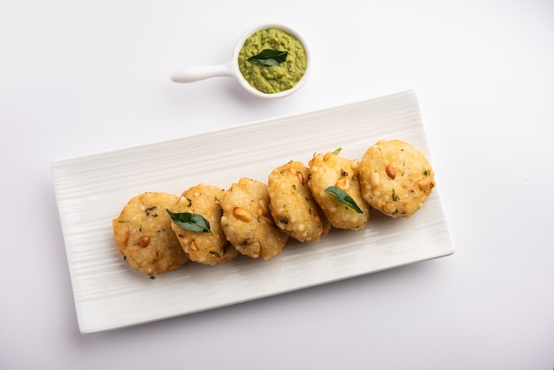 Sabudana wada orÃƒÂ‚Ã‚Â vada noto anche come Sago Fritters in India servito con chutney di cocco, cibo a digiuno