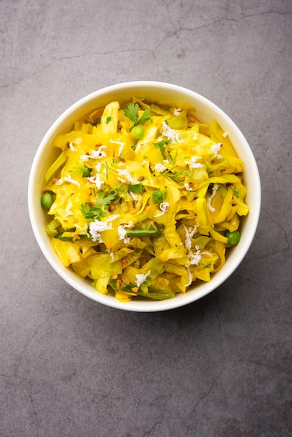 Sabzi al cocco di cavolo o vegetale con polvere di curcuma noto anche come patta gobi ki sabji, cibo indiano popolare saltato in padella