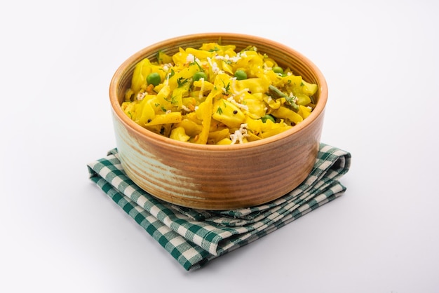 Sabzi al cocco di cavolo o vegetale con polvere di curcuma noto anche come patta gobi ki sabji, cibo indiano popolare saltato in padella