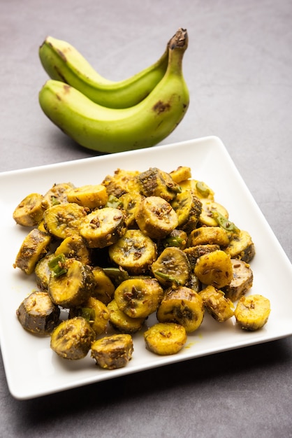 Sabzi di banana cruda o kacchey kele ki sabji popolare negli stati costieri dell'India come Kerla, Goa e Maharashtra