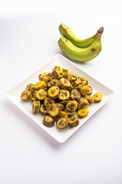 Sabzi di banana cruda o kacchey kele ki sabji popolare negli stati costieri dell'India come Kerla, Goa e Maharashtra