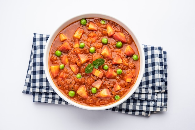 Sabzi di Carrot Curry o Garar Gravy realizzato con passata di pomodoro e spezie, servito in una ciotola