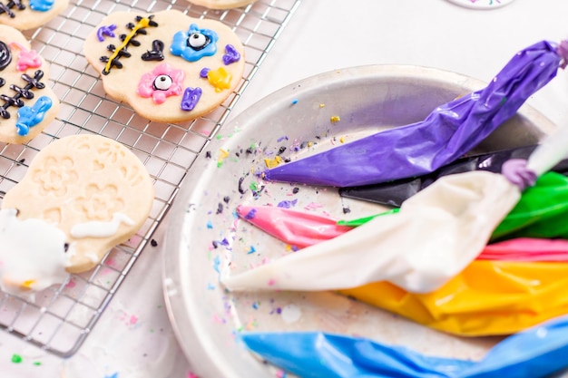 Sacca da pasticcere con diversi colori di ghiaccia reale.