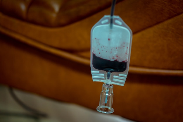 sacca di sangue in una macchina per il prelievo di sangue