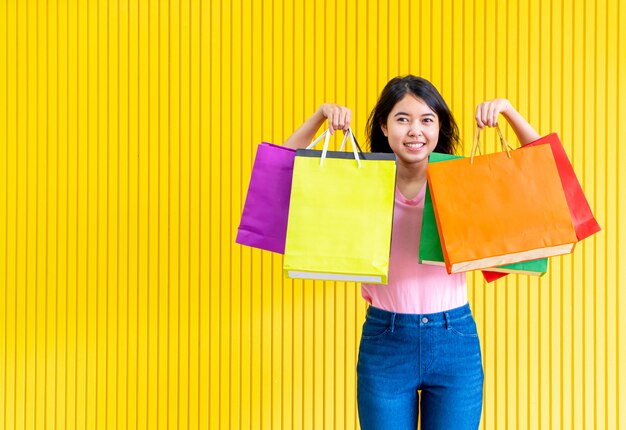 Sacchetti della spesa asiatici della tenuta della donna