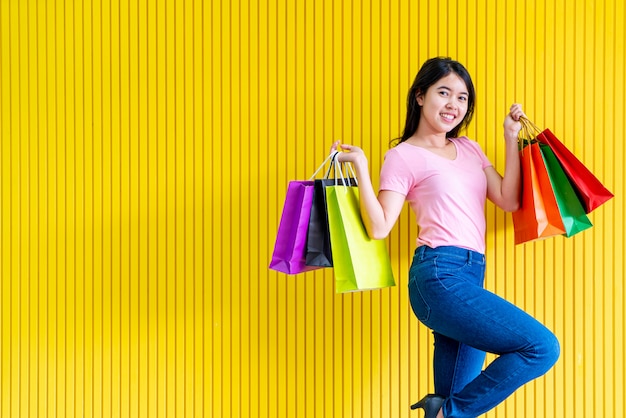 Sacchetti della spesa asiatici della tenuta della donna