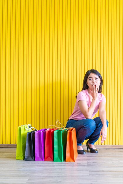 Sacchetti della spesa asiatici della tenuta della donna