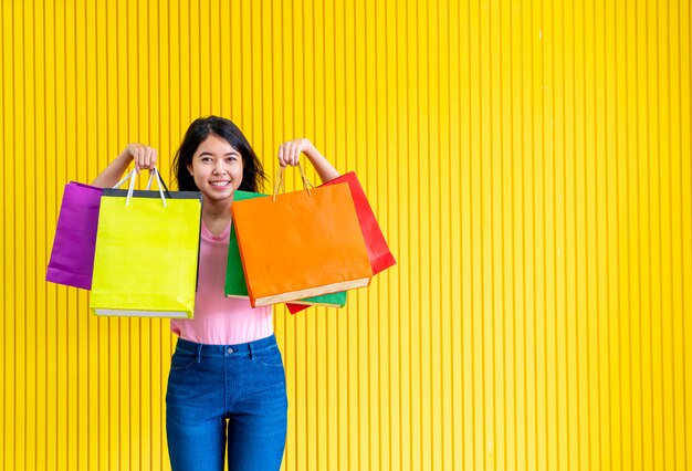 Sacchetti della spesa asiatici della tenuta della donna