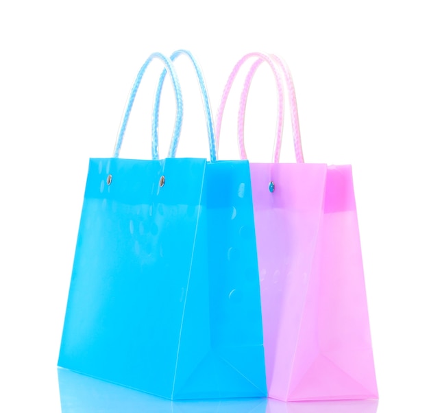 Sacchetti della spesa rosa e blu luminosi isolati su bianco