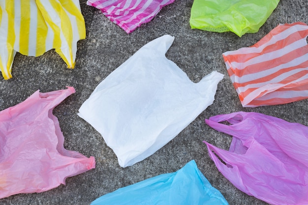 Sacchetti di immondizia di plastica sul pavimento di cemento. Vista dall&#39;alto