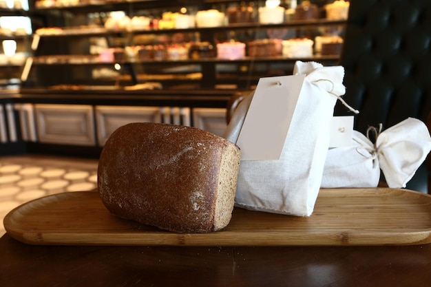 Sacchetti di pane sul tavolo del forno