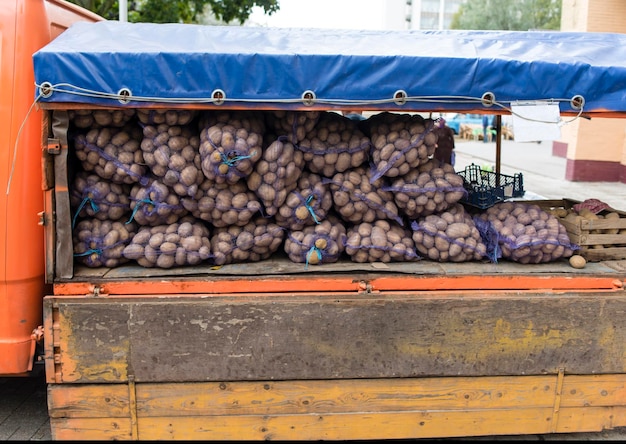 Sacchetti di patate sull'auto