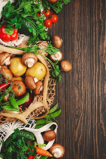 Sacchetti in tessuto riutilizzabili pieni di verdure primaverili biologiche dal mercato agricolo locale Vista dall'alto