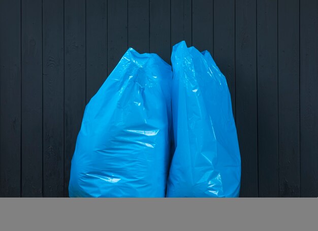 sacchetto della spazzatura di plastica blu in strada