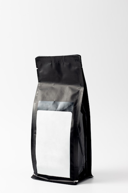 Sacchetto di caffè del sacchetto sigillato vuoto di plastica nero isolato su priorità bassa bianca.