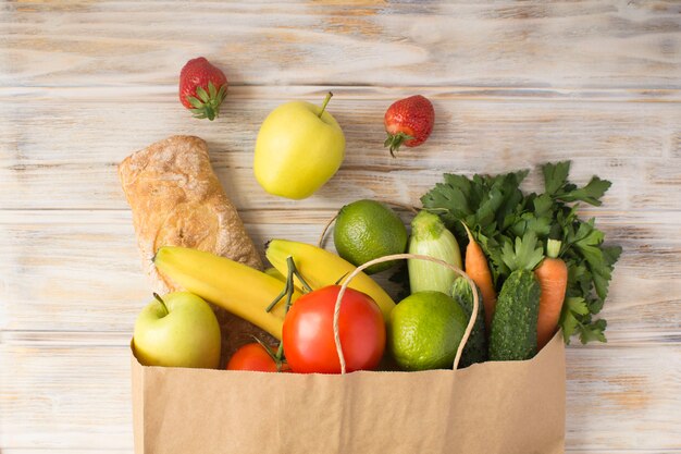 Sacchetto di carta con verdure, frutta e baguette