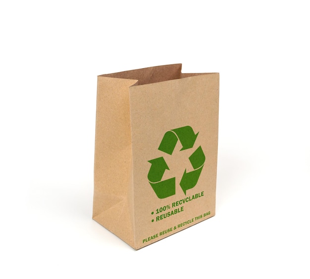 Sacchetto di carta marrone con logo di riciclo verde isolato su sfondo bianco