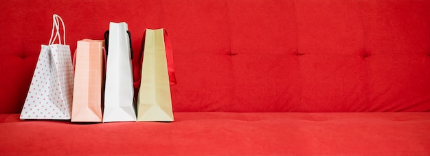 Sacchetto di carta shopping sul divano rosso