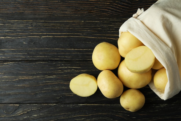 Sacchetto di patate novelle su tavola di legno