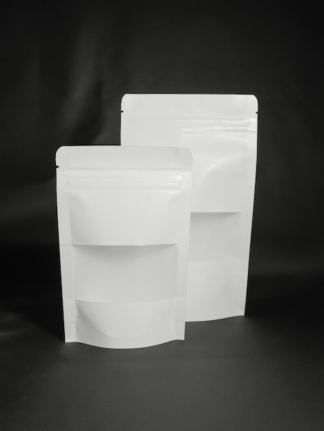 Sacchetto di plastica bianco vuoto isolato su sfondo nero