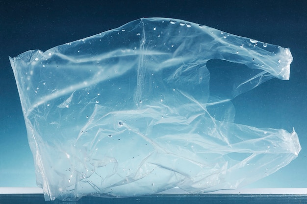 Sacchetto di plastica monouso che inquina l'oceano