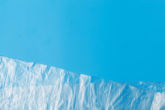 Sacchetto di plastica trasparente su sfondo blu Il problema globale dell'inquinamento ambientale Copia spazio texture di sfondo
