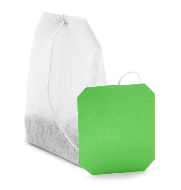 Sacchetto di tè con etichetta verde isolata su sfondo bianco