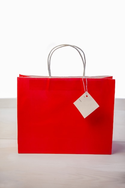 Sacchetto regalo rosso dello shopping con tag