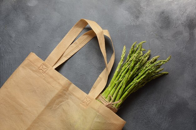 Sacchetto riutilizzabile per prodotti tessili a scarto zero riempito con asparagi verdi